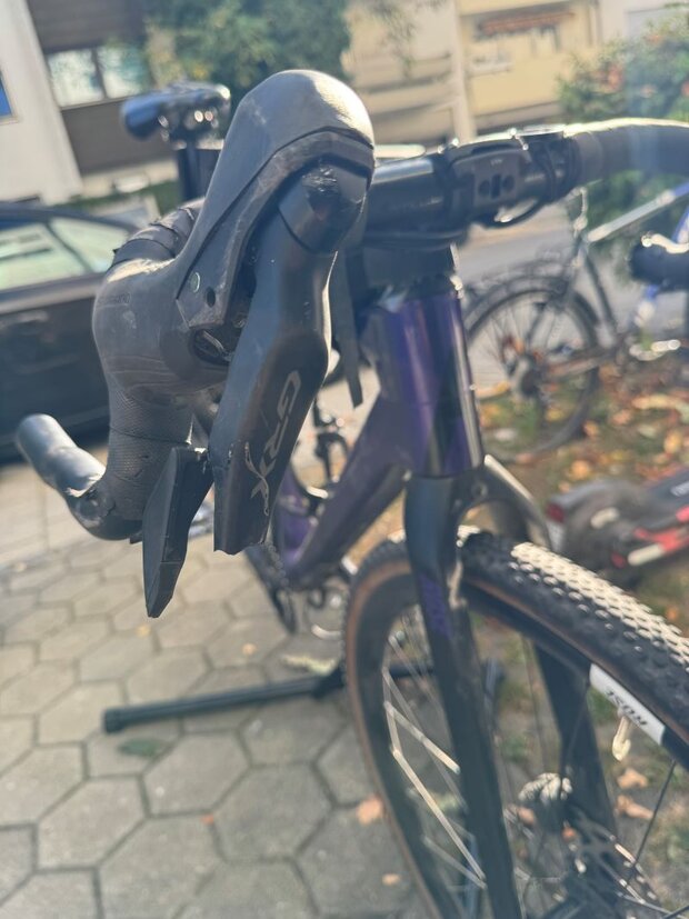 Gebrochene Brems-Schaltereinheit, Gravelbike Hebelbruch, Schalthebel Defekt Gravelbike.