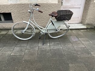 Heckschaden an einem Fahrrad nach einem Unfall, begutachtet von einem Fahrradexperten.