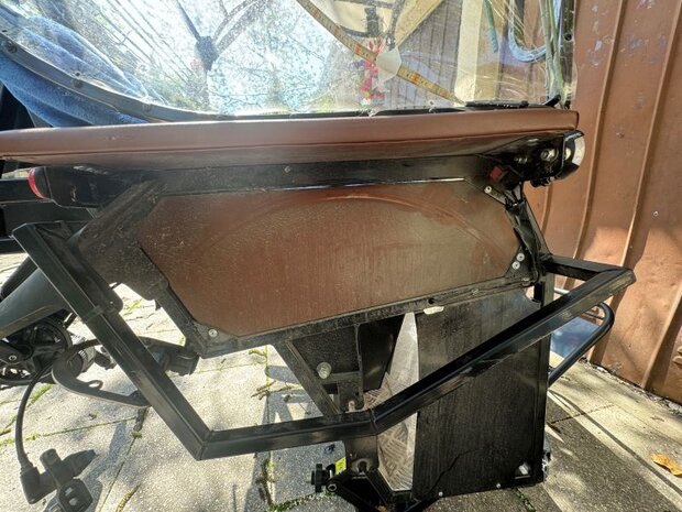 Beschädigter Rikscha-Rahmen nach einem Unfall.