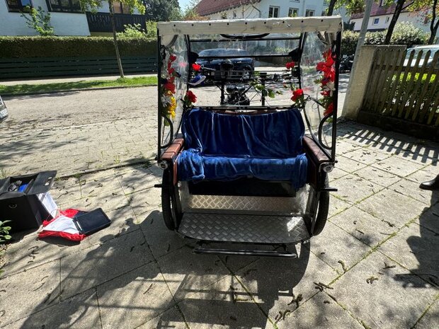 Lastenrad-Rikscha mit Schaden nach einem Unfall, begutachtet für ein Schadengutachten.