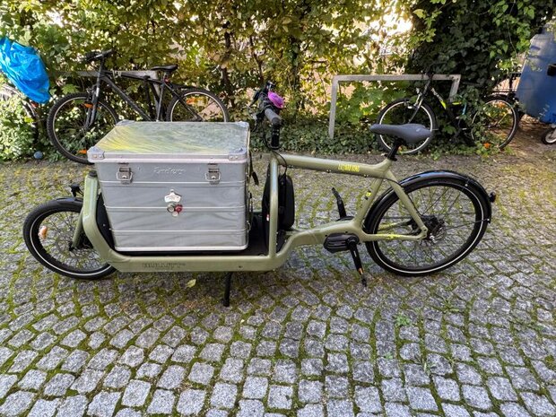 Bullit Lastenrad Schadengutachten Fahrrad Gutachter Christian Voye Ein Bullitt-Lastenrad wird von einem Lastenfahrradgutachter untersucht.